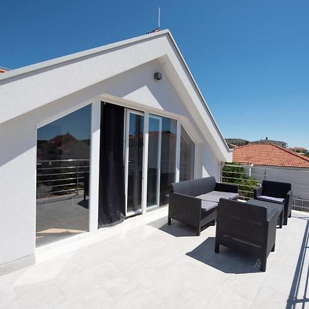 Sunny Attic Apartment With Balcony & Modern City Apartment With Outdoor Area, No Balcony Trogir Buitenkant foto