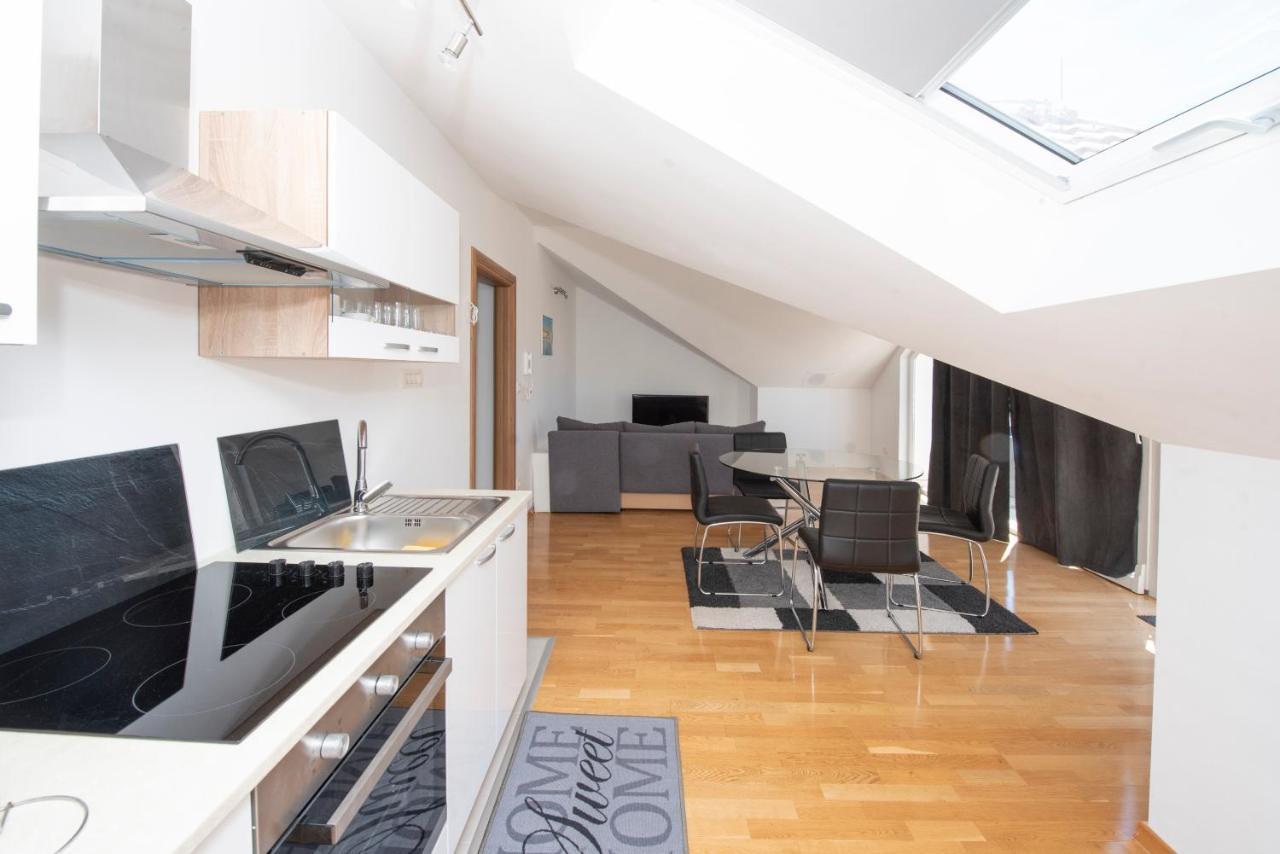 Sunny Attic Apartment With Balcony & Modern City Apartment With Outdoor Area, No Balcony Trogir Buitenkant foto