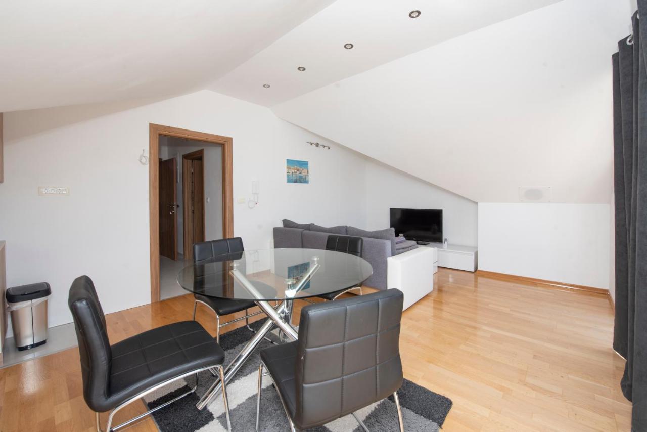 Sunny Attic Apartment With Balcony & Modern City Apartment With Outdoor Area, No Balcony Trogir Buitenkant foto