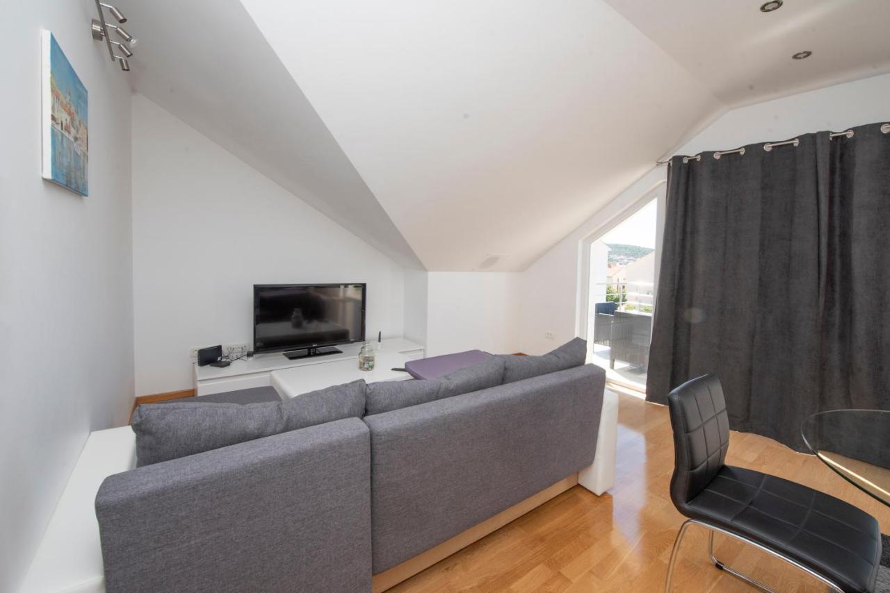 Sunny Attic Apartment With Balcony & Modern City Apartment With Outdoor Area, No Balcony Trogir Buitenkant foto