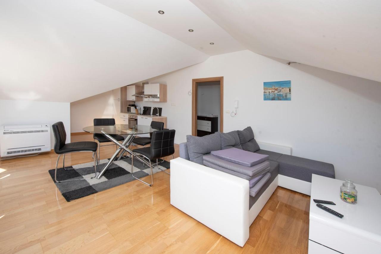 Sunny Attic Apartment With Balcony & Modern City Apartment With Outdoor Area, No Balcony Trogir Buitenkant foto