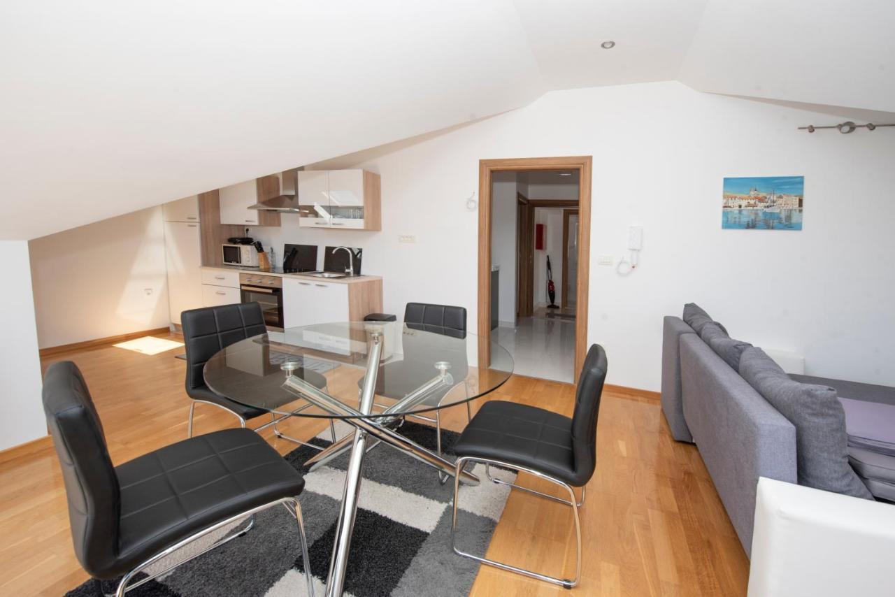 Sunny Attic Apartment With Balcony & Modern City Apartment With Outdoor Area, No Balcony Trogir Buitenkant foto