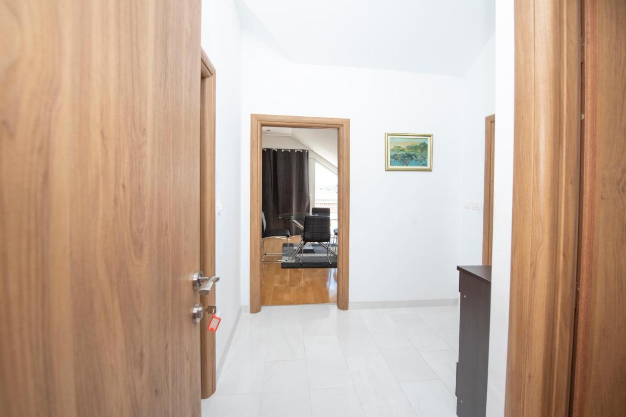 Sunny Attic Apartment With Balcony & Modern City Apartment With Outdoor Area, No Balcony Trogir Buitenkant foto